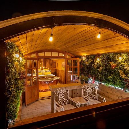ウスターAshwood Shepherd Hut -Ockeridge Rural Retreatsアパートメント エクステリア 写真