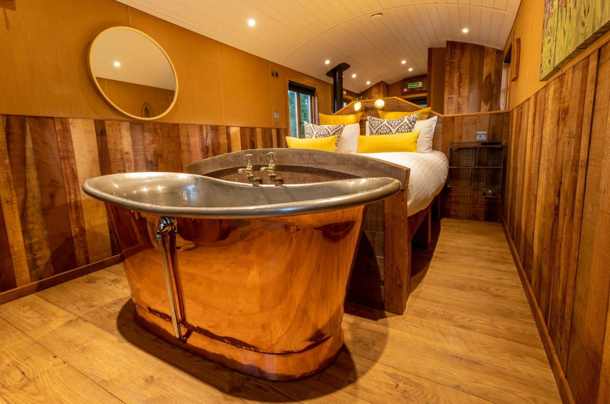 ウスターAshwood Shepherd Hut -Ockeridge Rural Retreatsアパートメント エクステリア 写真
