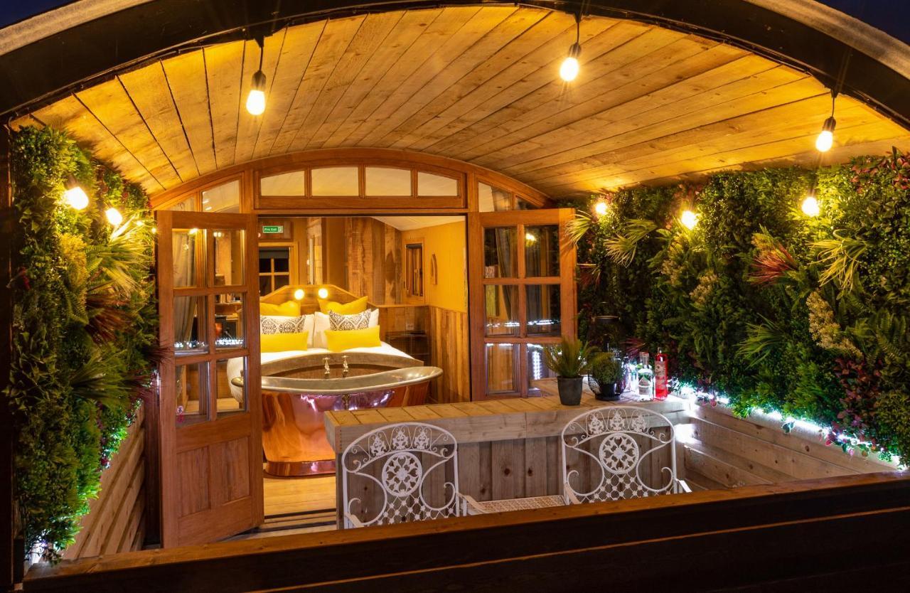 ウスターAshwood Shepherd Hut -Ockeridge Rural Retreatsアパートメント エクステリア 写真