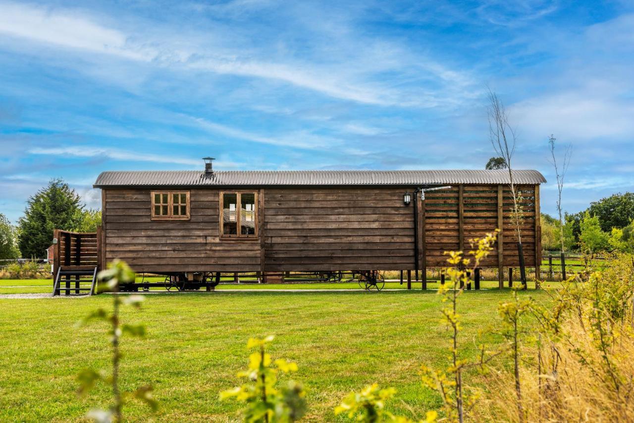 ウスターAshwood Shepherd Hut -Ockeridge Rural Retreatsアパートメント エクステリア 写真