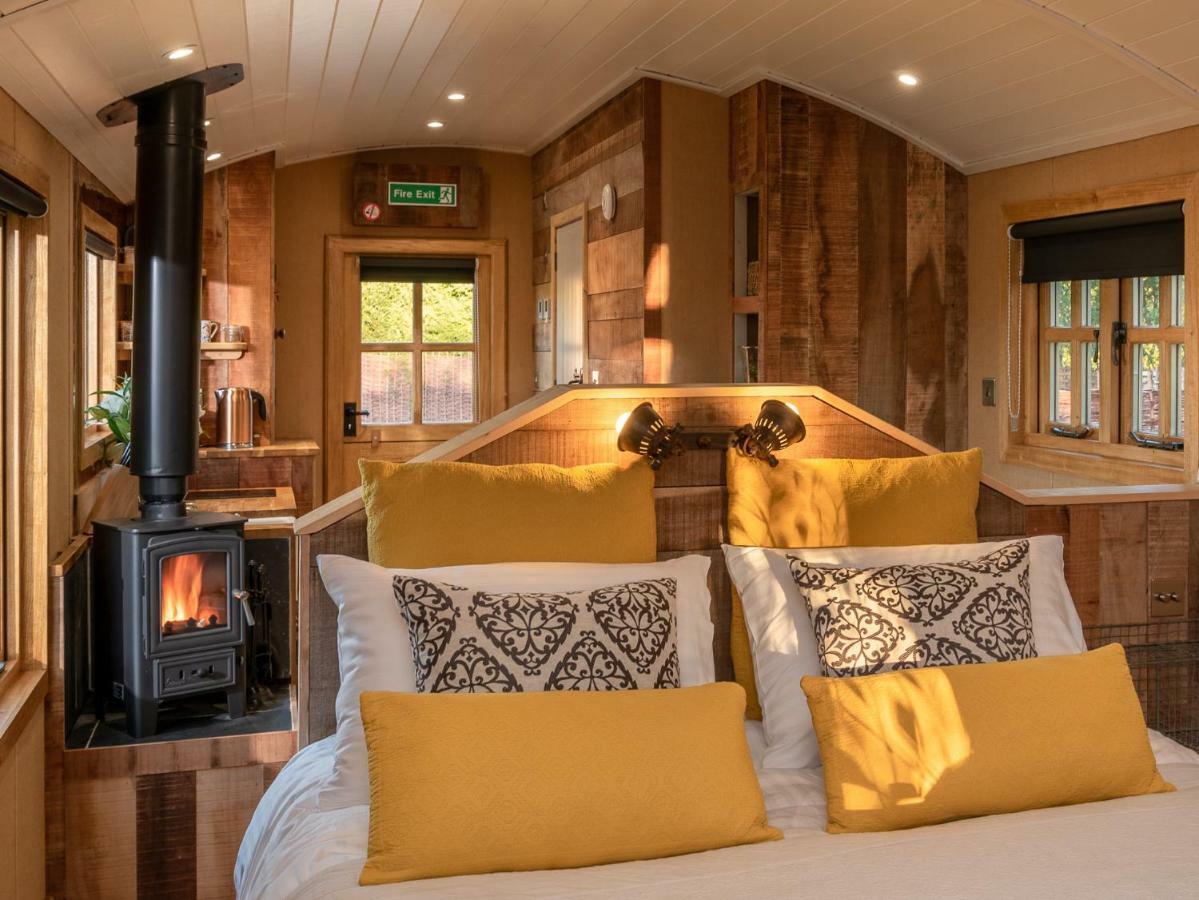 ウスターAshwood Shepherd Hut -Ockeridge Rural Retreatsアパートメント エクステリア 写真